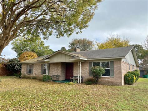 Features 2 bedrooms, 1 bathroom, washer and dryer connections, all new flooring and a fenced in back yard. . Houses for rent texarkana
